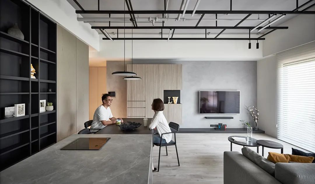 高级灰简约风装修,融入经典装修元素,三居室美翻了