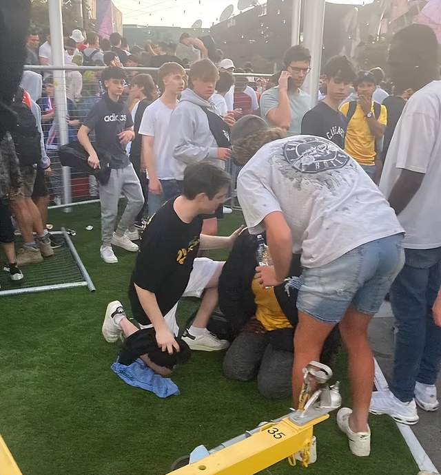 上万球迷涌入CBD观看世界杯,澳洲警方喷洒辣椒水驱散闹事者