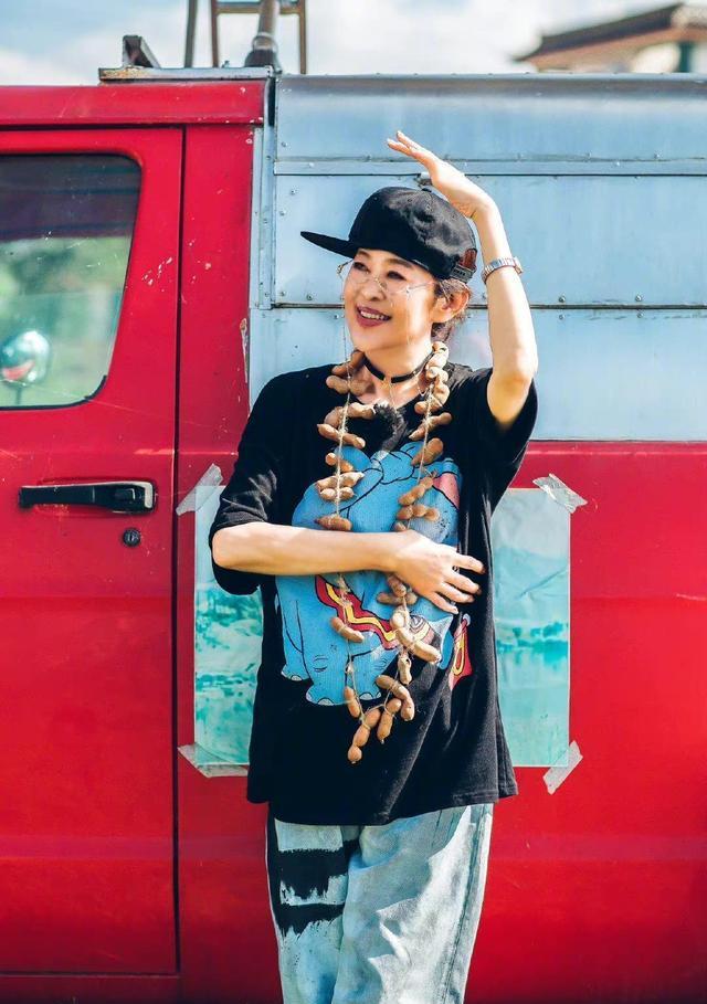 倪萍|倪萍的64岁,穿卡通T恤配棒球帽,这不是扮嫩而是逆生长!