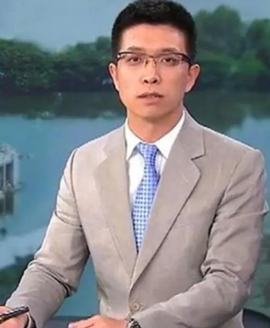 朱广权|朱广权：从东北小城走出来的著名央视主播，为何43岁仍未婚？