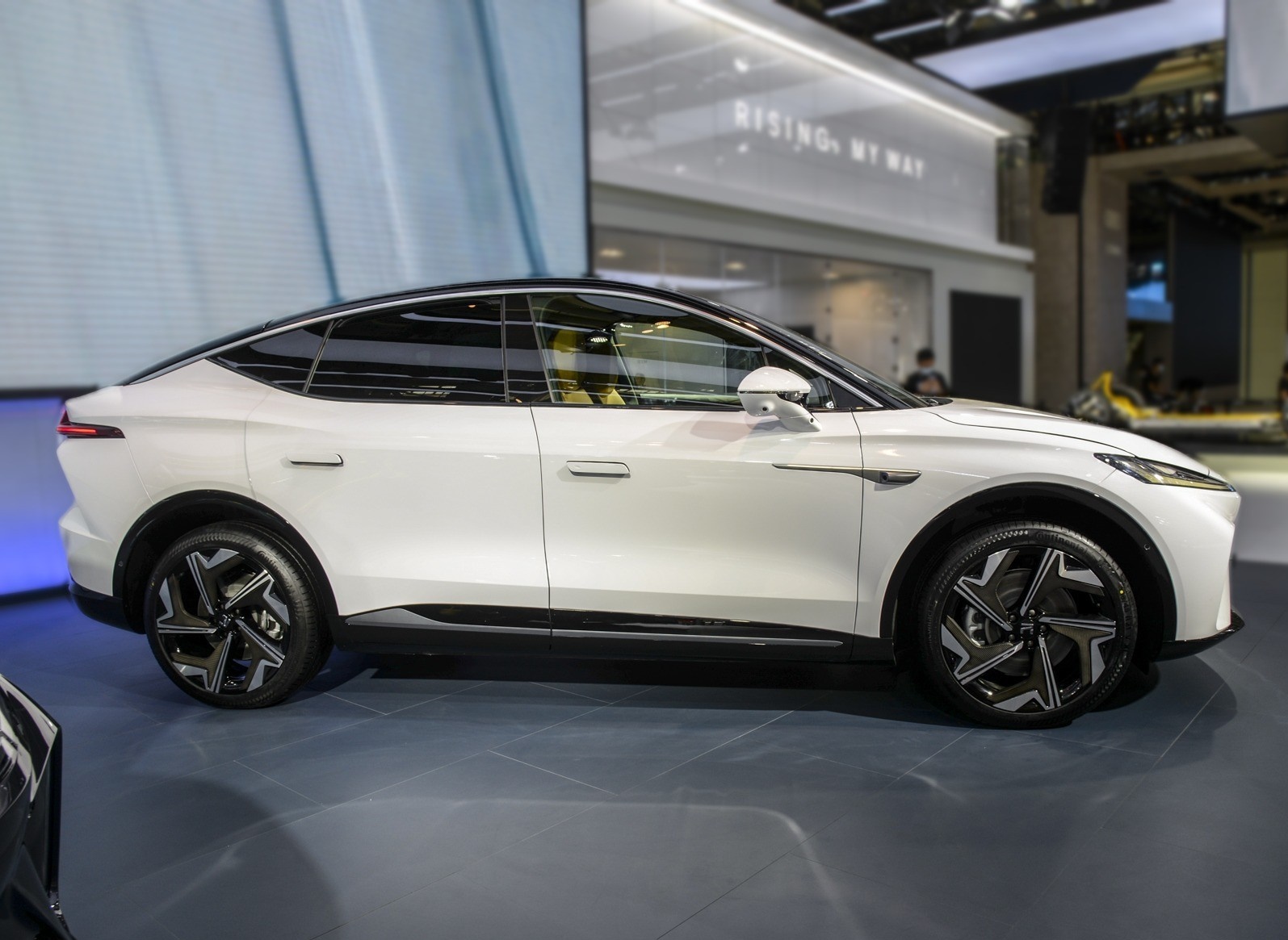 特斯拉“替代者”上市!两天订单超70000辆,1毛一公里碾压Model Y