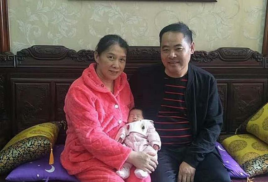 2019年杭州53岁大妈痛失爱子尝试试管婴儿,冒死生女儿却后悔万分