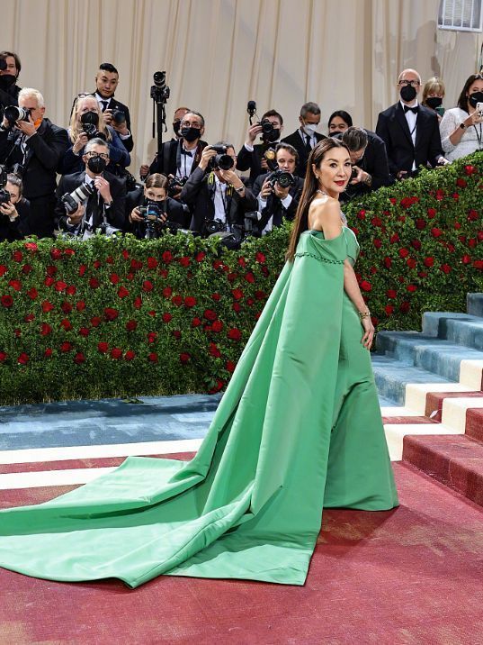 杨紫琼|洛杉矶偶遇杨紫琼,穿搭时尚被赞有气质,皮肤紧致看不出年龄