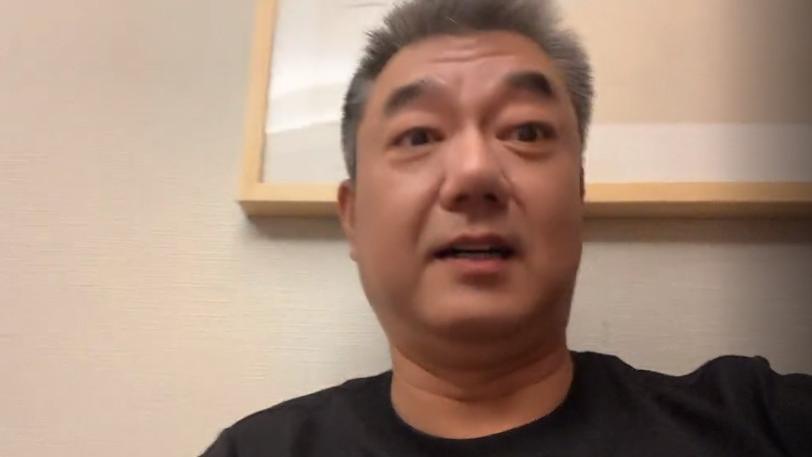 董勇|53岁董勇罕晒娃，7岁女儿呆萌可爱！父女年龄差大常被误认为爷孙