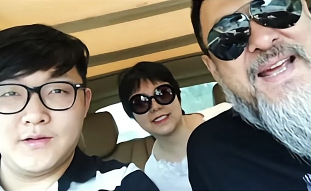 陆树铭|66岁陆树铭心梗病逝，半月前曾晒出全家福，公开妻子孕期珍贵照片