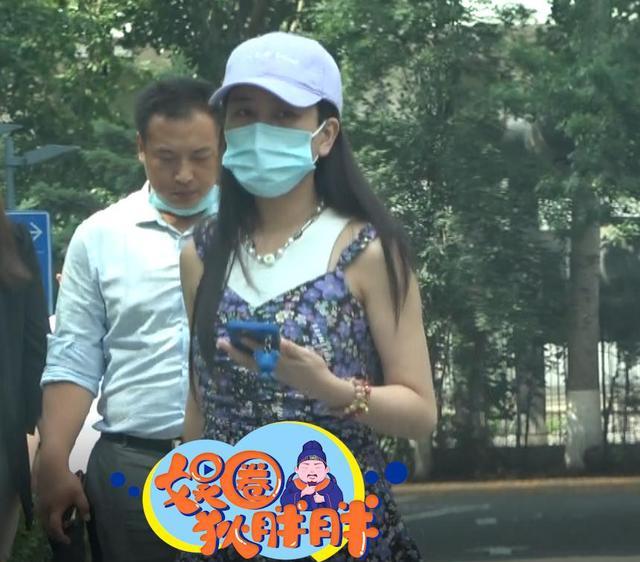 马苏 马苏主演尔冬升新片上映后马苏穿花裙子去做美容?