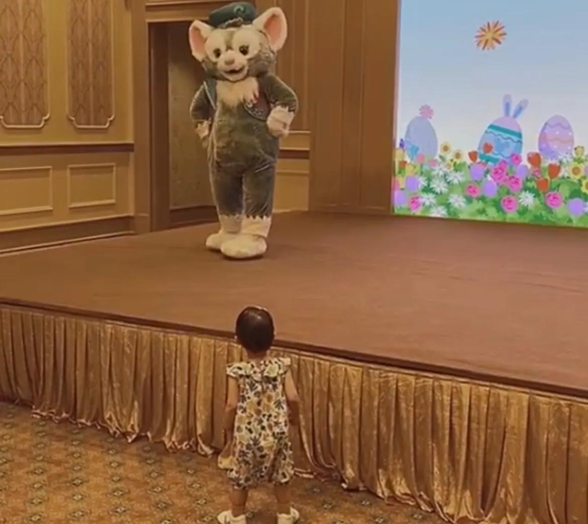 特战荣耀|林峯一家三口出游超有爱,获女儿喂零食很享受,张馨月身材太抢镜