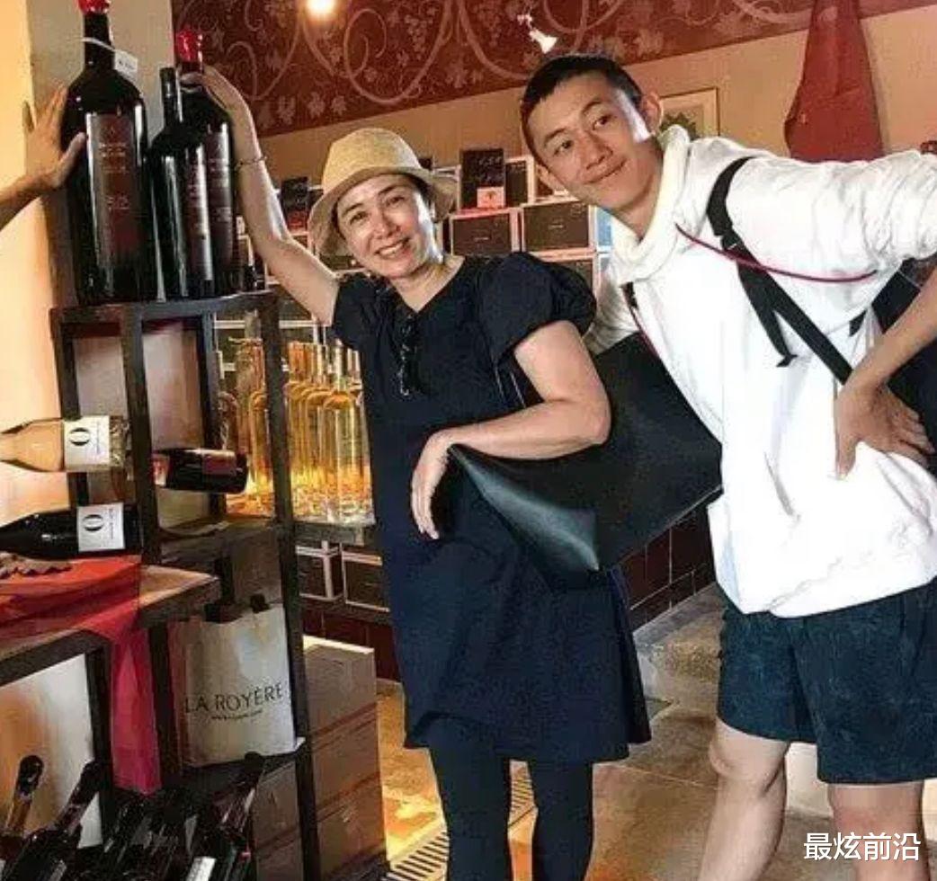 蒋雯丽|蒋雯丽一家三口出国度假，穿着普通却气质高级，儿子长得更像他爸