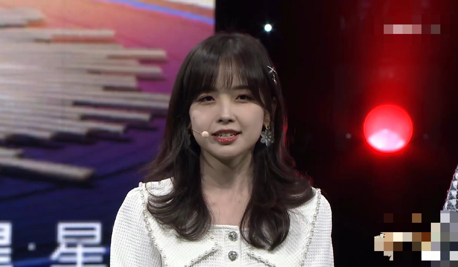 王冰冰|王冰冰风波后首次亮相主持，瘦了一圈显疲惫，自我介绍破防了