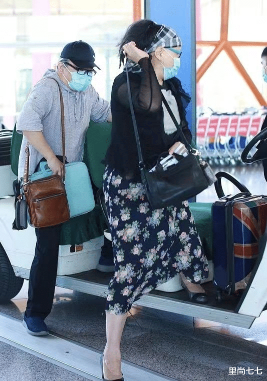 菠菜 刘欢夫妇走机场，妻子扎马尾辫戴头巾真年轻，比他还有艺术家气质