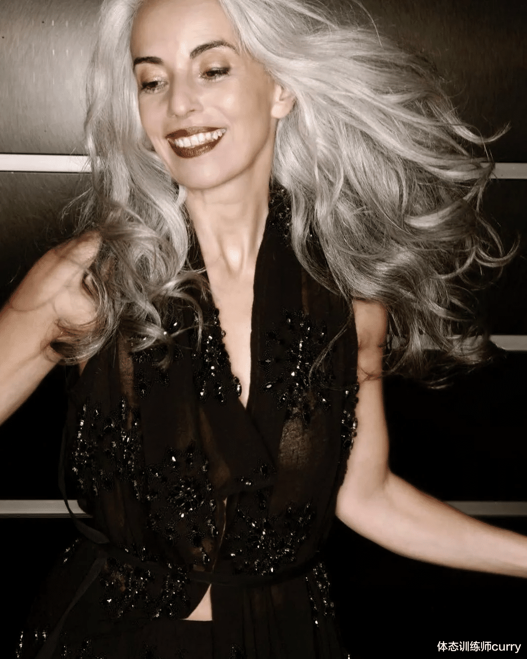 运动|优雅老去,说的容易做起来难!65岁比基尼照依然惊艳,如何抗衰