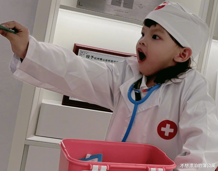 韩安冉|韩安冉带女儿上班,2岁恩善打扮成医生,从小接触整容行业引担忧
