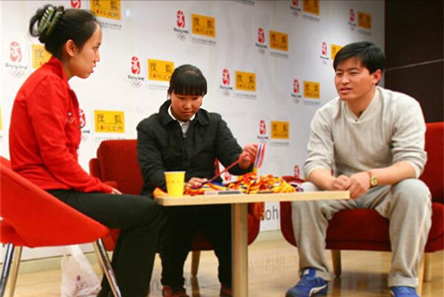 广州城|退役冠军艾冬梅：双脚畸形，街头抱娃卖菜，低价出售19枚奖牌