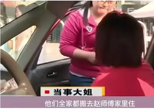 山西,太原。一大妈被车门撞倒后要求出租车司机赔偿5000元,被拒绝后赖在车上7小时