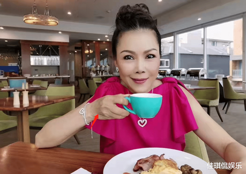 田震|56岁田震暴瘦快认不出,被问如何评价那英?田震三字回应太霸气!