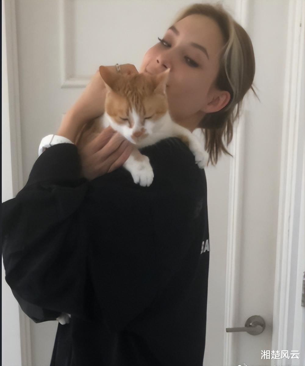 上海市|谷爱凌与妈妈姥姥现身美国街头，名包项链打眼，倒时差仍不忘跑步