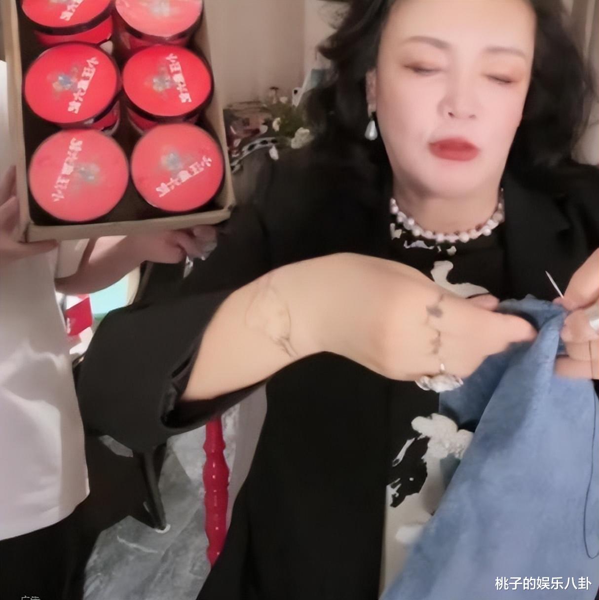 张兰|汪小菲被看笑话的背后，亲妈张兰已在直播间稳赚千万还出了气