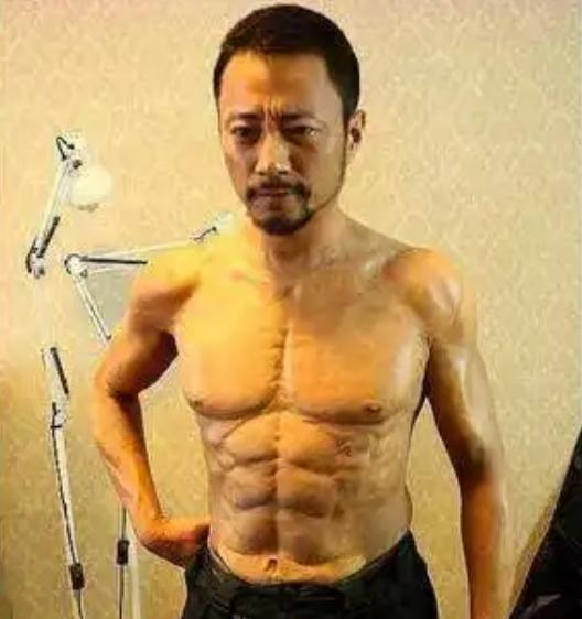 张艺兴|老年男星太自律,71岁张艺谋每天跑五公里,66岁张丰毅坚持打篮球