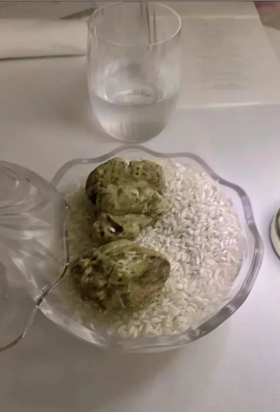 李湘|李湘母女国外高档餐厅吃饭,点多份名贵食材,获两位外籍帅哥服务