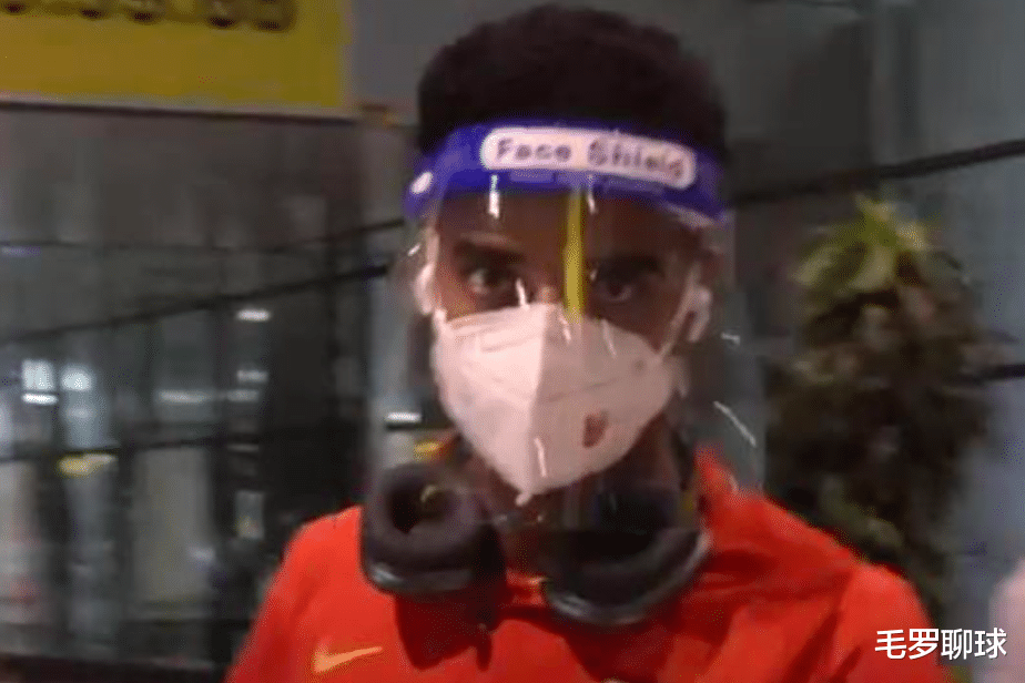 成都|凌晨1点国足抵达越南又惹争议，匿名国脚网购名牌，网友一片骂声