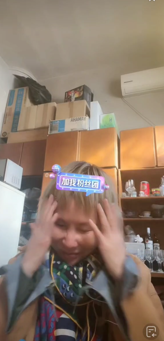 罗琦|47岁罗琦直播哽咽落泪,素颜现身模样大变,家具破旧凌乱生活拮据