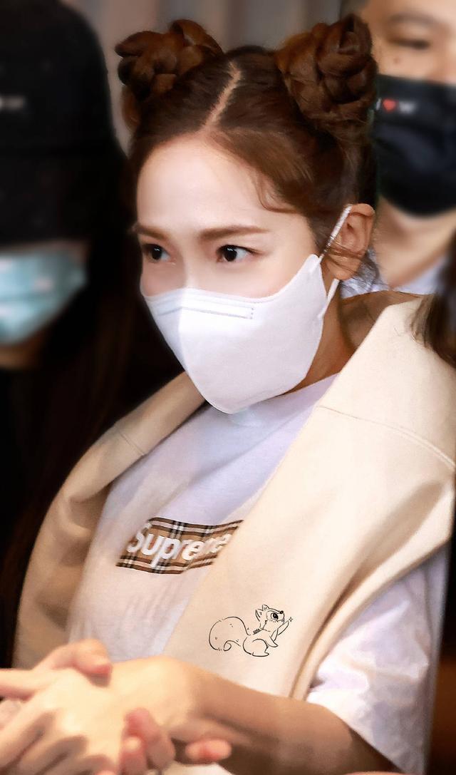 郑秀妍|郑秀妍参与《乘风破浪》的录制，遇上热情的粉丝，对粉丝一直甜笑