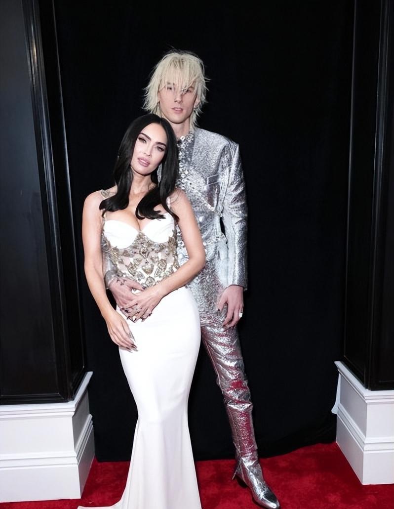 格莱美奖|格莱美奖颁奖仪式众星云集,泰勒·斯威夫一身水钻蓝裙独领风骚