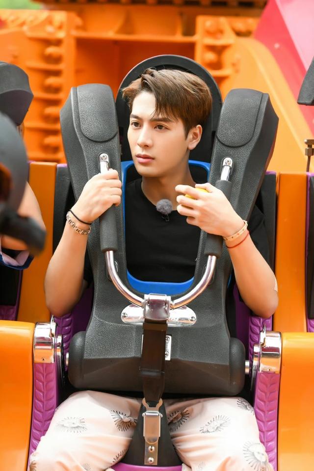 王嘉尔|王嘉尔再曝新视频,绯闻女友宋雨琦回韩国后,又在家中密会俩美女