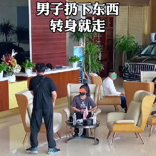 男子得知妻子怀孕非常生气,转身直接离开,妻子待在原地不知所措