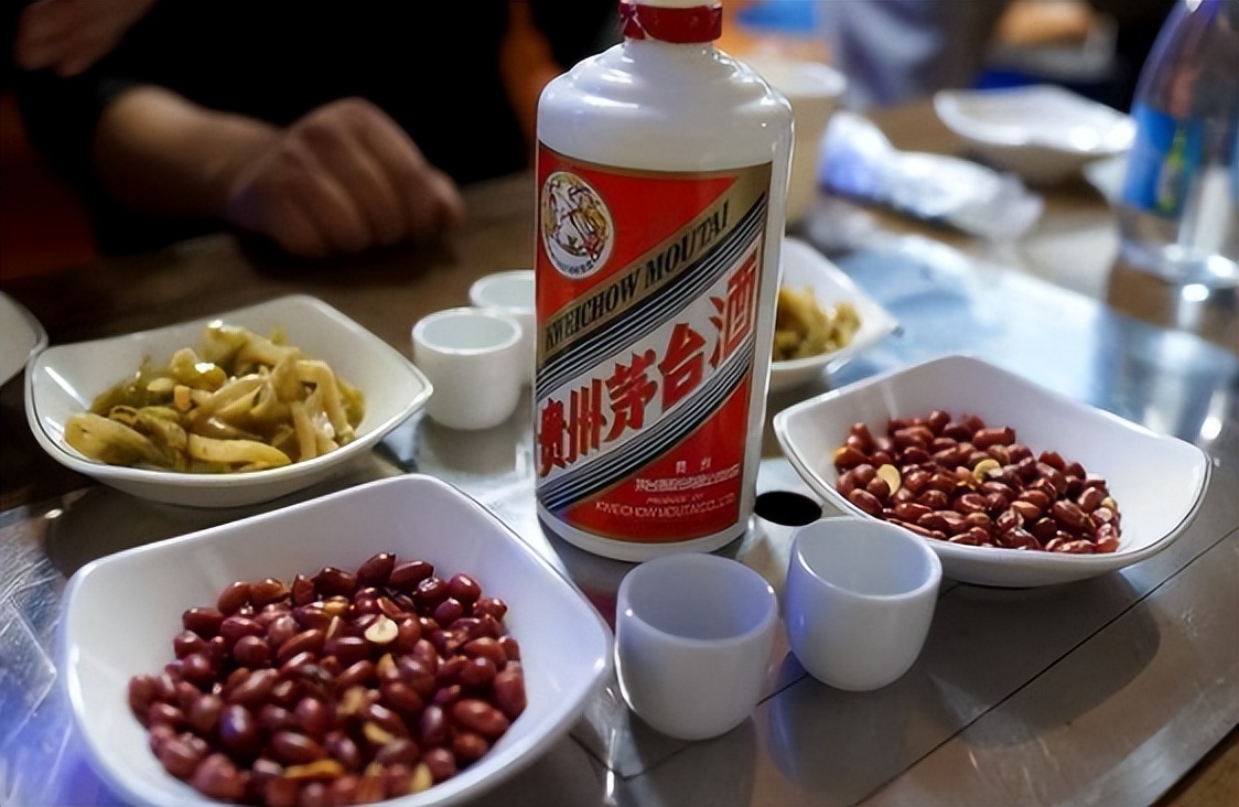 60岁大爷晒“酒单”，在朋友圈走红，酒友直言：这才是普通人的酒