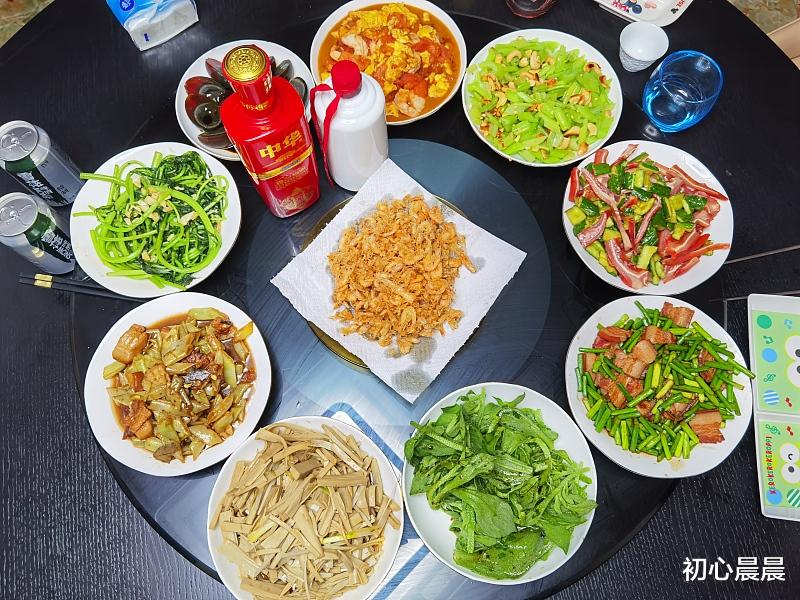 母亲做饭汗水直流,父亲吹着空调挑三拣四,儿子怒斥父亲“不吃滚蛋”!