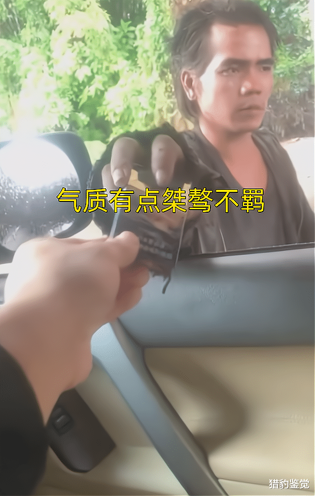 广西男子宁愿捡破烂也不进厂,气质不羁引人注意,颜值可以出道了