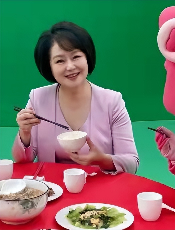 鞠萍|曝56岁鞠萍姐姐近况!与同事吃饭笑容满面,一脸胶原蛋白优雅端庄