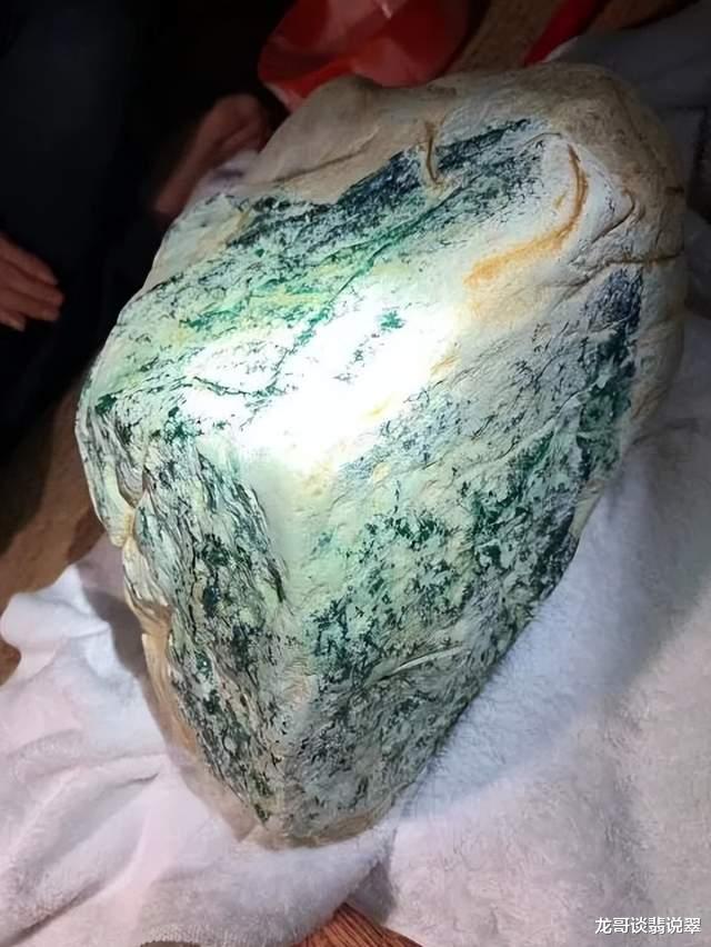 翡翠|龙哥说翡翠：8千万翡翠危料案，非标品怎么定价的？