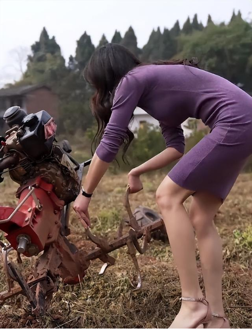 网红唐小鱼穿得像名媛,却下地干活,服装玩擦边外公眼神刻意闪躲