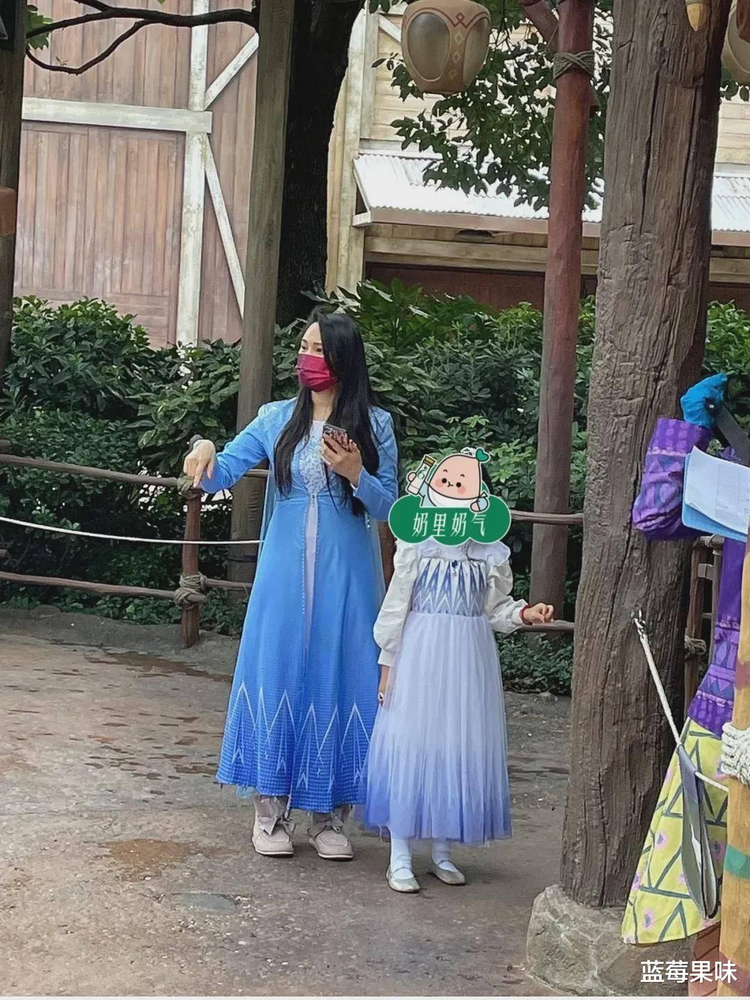 伊能静|伊能静外出被拍,穿蓝裙突出水桶腰妈妈肚,但还是比大多数人漂亮