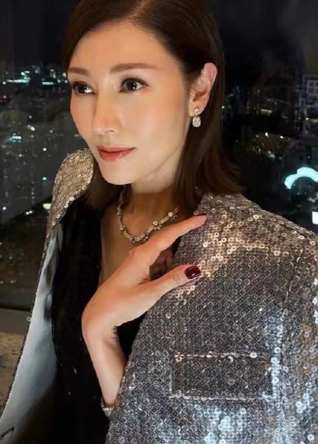 李嘉欣|51岁李嘉欣真是狠人！高调出院后立马参加聚会，穿格纹装大出风头