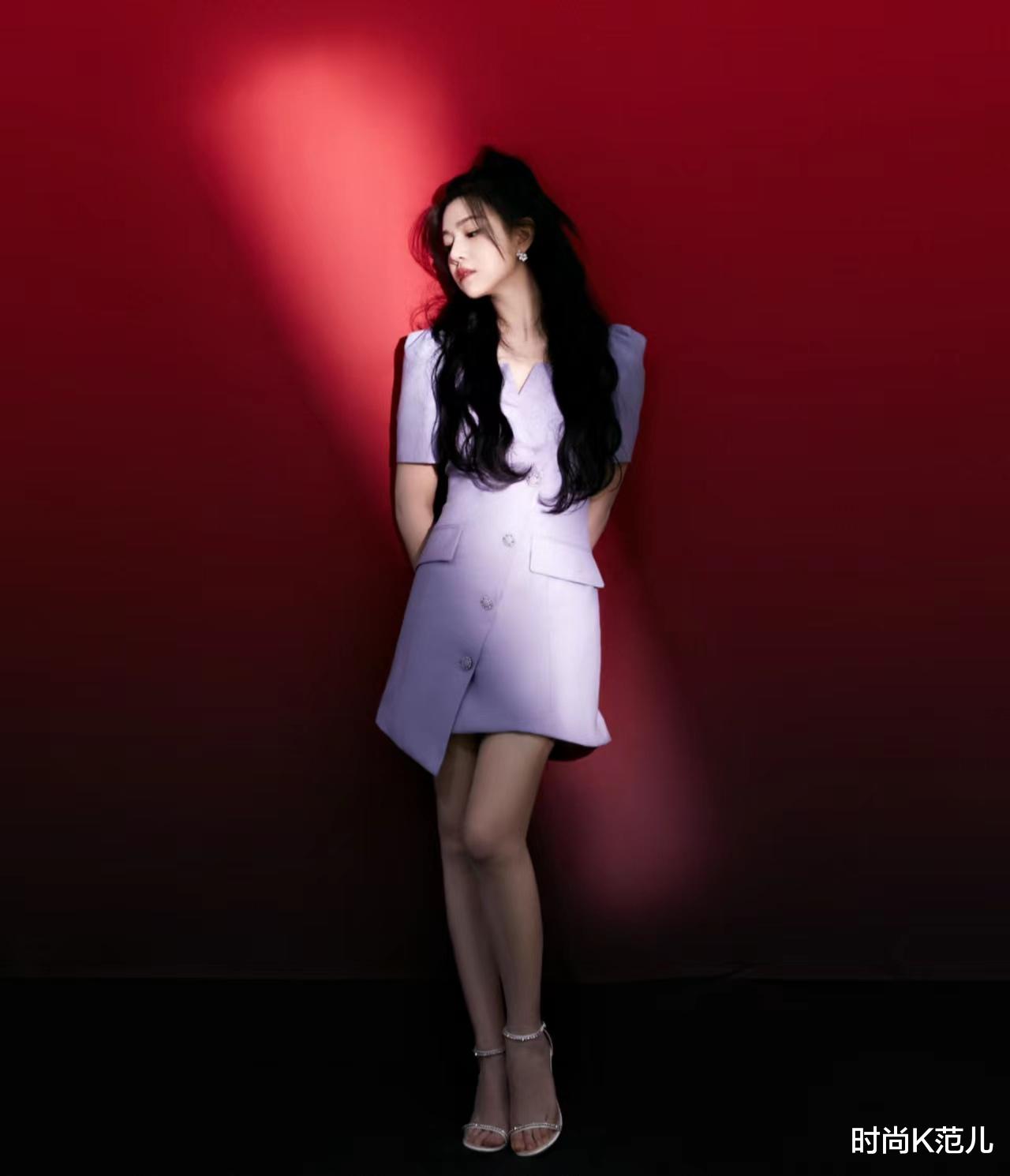 女孩 陈妍希登台献唱,穿香芋紫不规则西装裙,半扎马尾气质减龄!