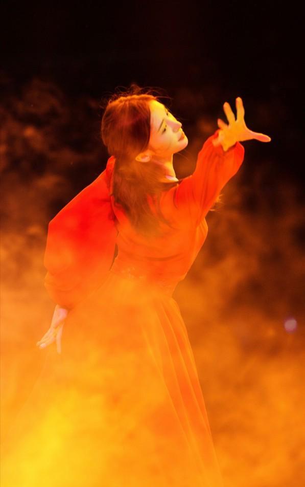 金晨|一场美到让你潸然泪下的视觉盛宴，称它为神仙舞台不为过吧！