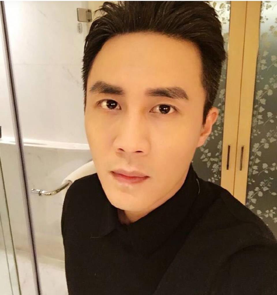 晒晒杜淳现实中的家,装修陈旧布置简单,墙面甚至还有点发霉痕迹