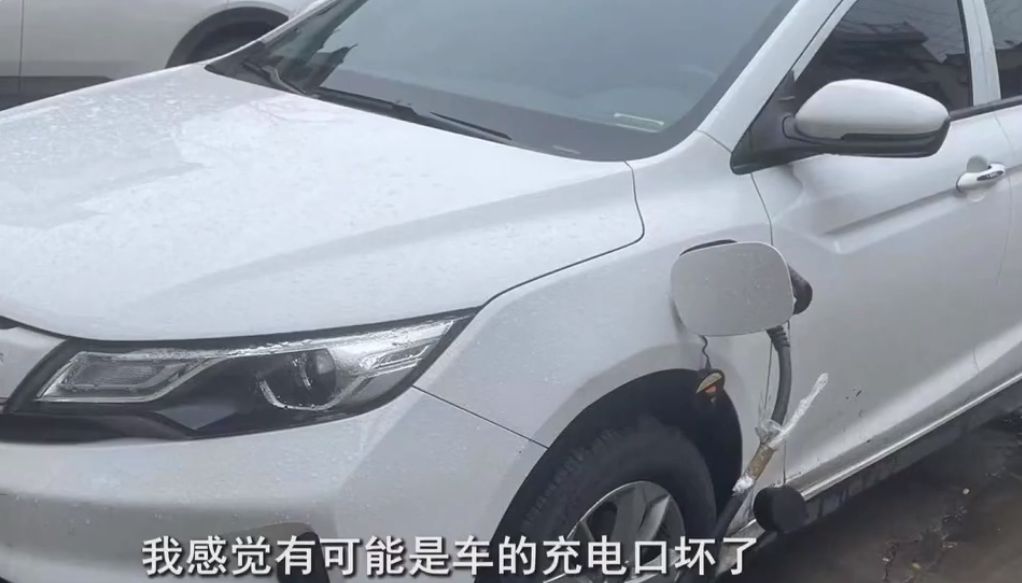 男子11.5万买电车,3个月后充不起电,店家:厂家远程给你锁了