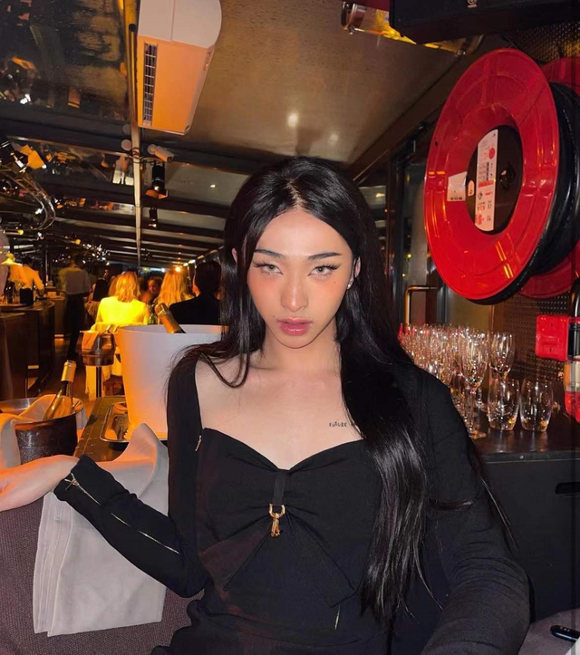 伊能静|54岁伊能静暂居海外玩乐，在凯旋门素颜拍照