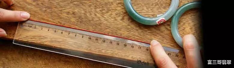 翡翠手镯|翡翠手镯圈口到底是买紧点好,还是买松点好?