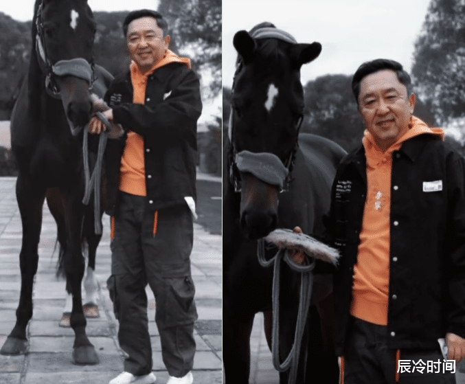 53岁于谦穿皮衣瘦身太多!用力摇摆身体太欢乐,表情夸张皮肤松弛