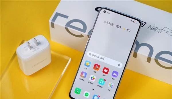 iPhoneSE|第一款降价的骁龙8旗舰,2K三星直屏+5000毫安,一个月直降500元
