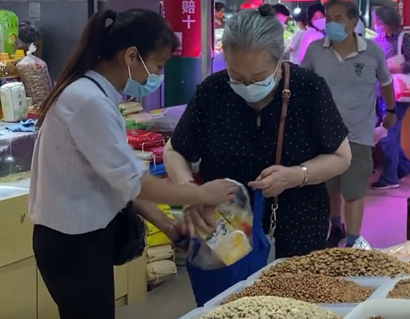 李明启|86岁李明启推小车独自买菜！头发花白身形佝偻，与路人交谈好亲切