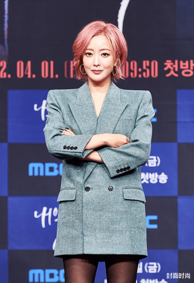 短发 金喜善短发好像换了个人,宽肩西装裙配丝袜,44岁比34岁还潇洒