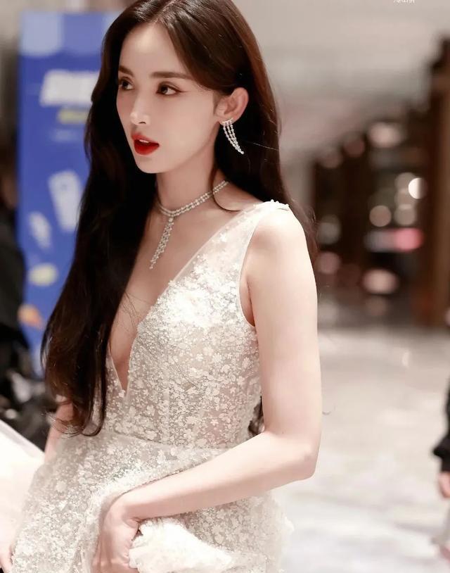 古力娜扎|娜扎身穿性感长裙出镜,被贴上“小三”标签,张天爱曝光渣男录音