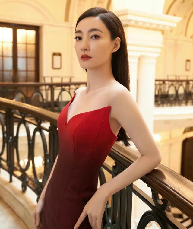 安妮·海瑟薇|三位近40的女明星,一个无比显老,另外两位少说十岁都有人信