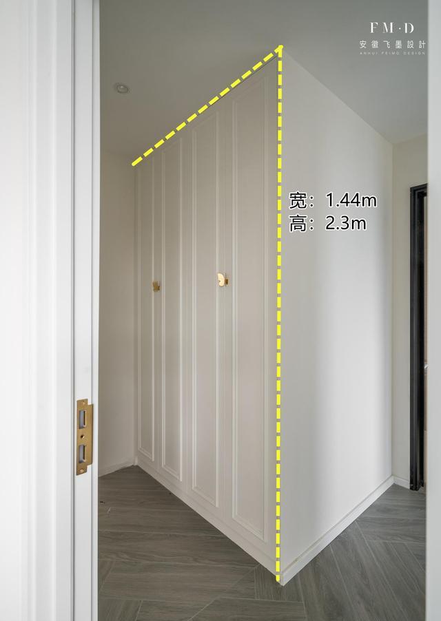 卧室小点，也能挤出一个不占地衣帽间：门侧墙塞柜子，多2储物